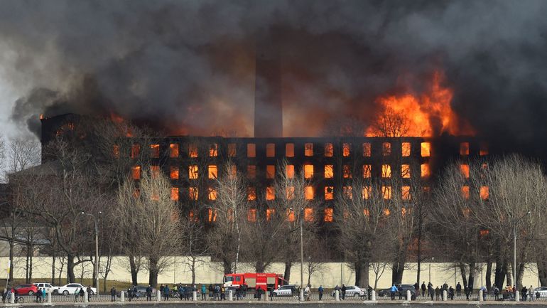 Russie : gigantesque incendie dans une fabrique historique de Saint-Pétersbourg