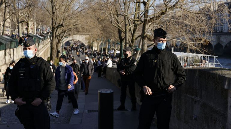 Coronavirus à Paris : la police évacue les quais de Seine, bondés à cause du soleil