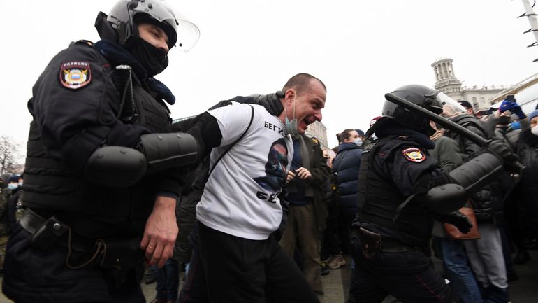 Manifestations en Russie : 3300 arrestations, une manifestante en soins intensifs