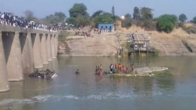 Un bus tombe dans un cours d'eau et fait 23 morts lors d'un mariage en Inde