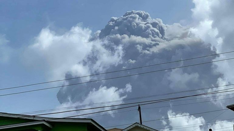 Caraïbes : l'île de Saint-Vincent sous d'épaisses cendres après l'éruption de la Soufrière