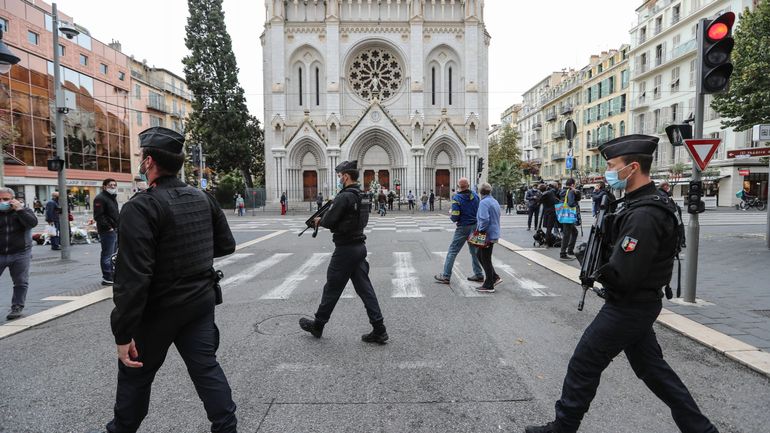 Attaque au couteau à Nice : trois hommes relâchés, un Tunisien arrivé en France avec l'assaillant entendu