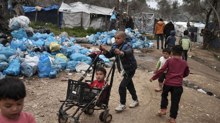 Un enfant décède dans l'incendie du camp de réfugiés à Lesbos