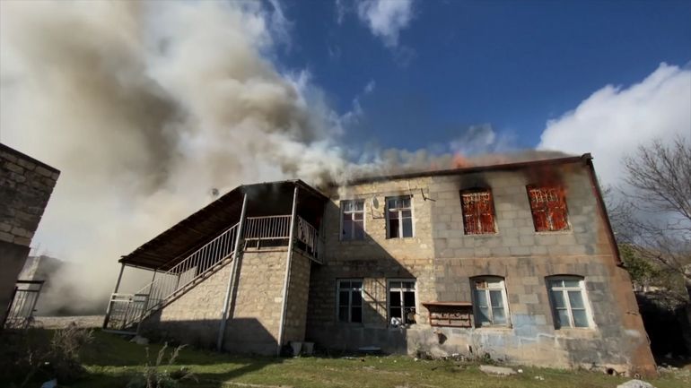 Au Nagorny Karabakh, les Arméniens brûlent leurs maisons avant la cession à l'Azerbaïdjan