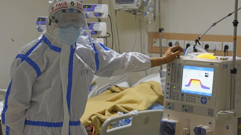Coronavirus en Inde : dans un hôpital de Delhi, les médecins surchargés 