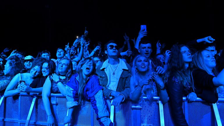 Coronavirus : un concert test rassemble des milliers de personnes sans masque à Liverpool
