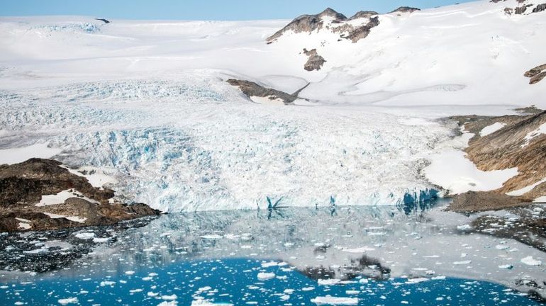 Le Groenland s'assombrit par manque de neige fraîche, accélérant son réchauffement