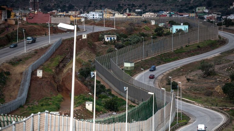 Asile et migration: une soixantaine de migrants franchissent la frontière entre l'Espagne et le Maroc à Melilla