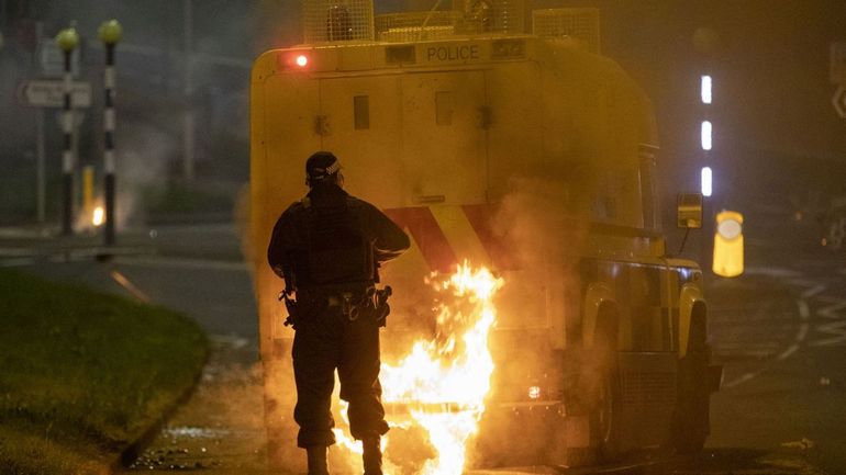 Cocktails molotov, bus incendié: le Premier ministre britannique condamne les nouvelles violences en Irlande du Nord
