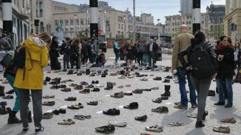 Quatre cent chaussures symbolisant les victimes d'Afrine devant Bruxelles-Central