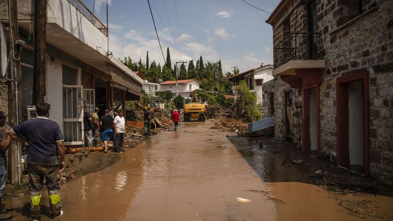 Inondations en Grèce : le bilan s'alourdit, sept morts en Eubée