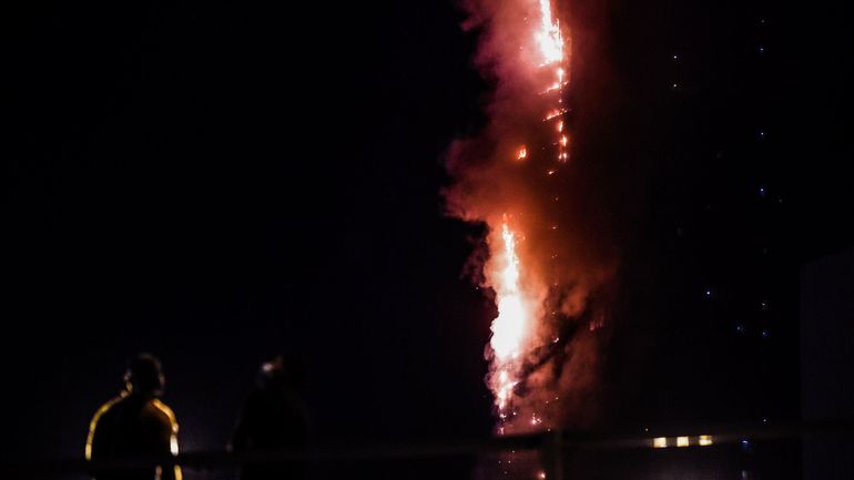 Un gratte-ciel en feu aux Émirats arabes unis