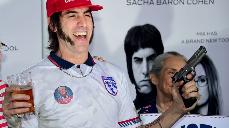 Sacha Baron Cohen piège un rassemblement d'extrême droite en se faisant passer pour un chanteur conspirationniste