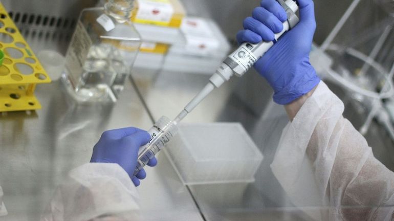Coronavirus et laboratoires : essais prometteurs pour un médicament par voie orale