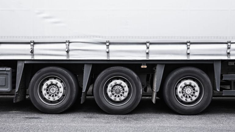 Dix-huit camions saisis après un contrôle dans une entreprise de transport de Geluwe