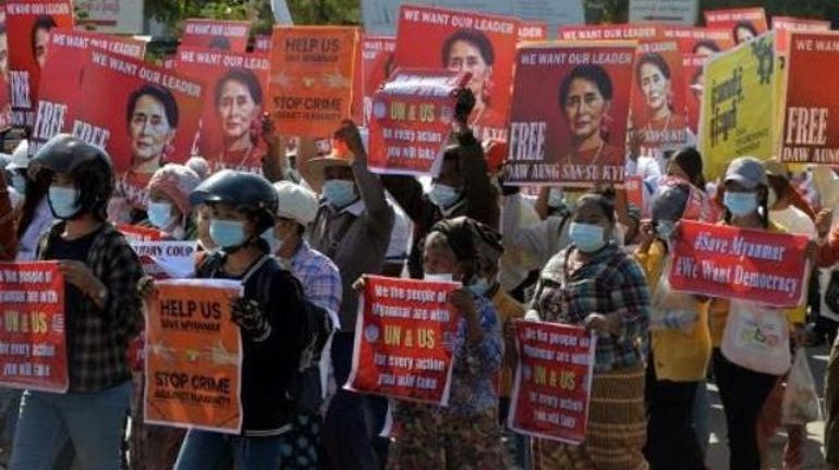 Coup d'Etat en Birmanie : les Birmans moins nombreux dans les rues après le déploiement de troupes