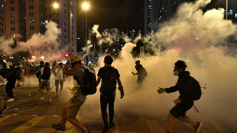 Hong Kong : la police tire du gaz lacrymogène pour disperser des manifestants