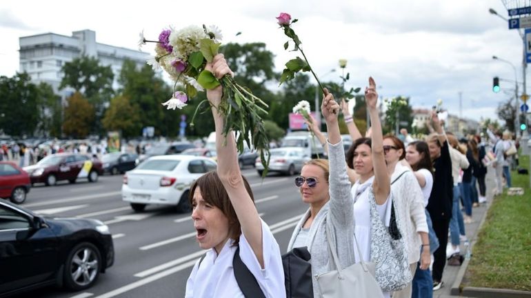 Bélarus : les chaînes humaines se multiplient dans Minsk contre la répression