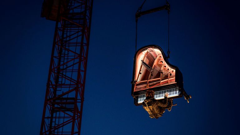 Ce pianiste joue à la verticale à 60 mètres de haut