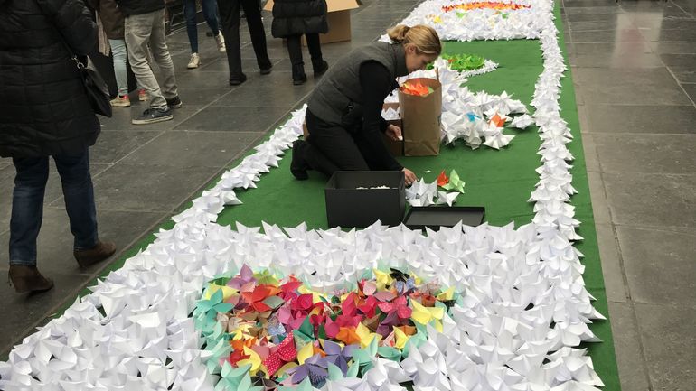 Un tapis d'edelweiss à Bruxelles pour sensibiliser aux maladies rares