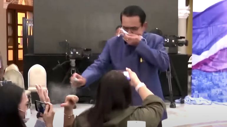 En Thaïlande, le Premier ministre esquive une question sensible en aspergeant les journalistes de gel hydroalcoolique (vidéo)