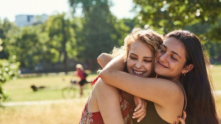 Les Britanniques peuvent désormais se prendre dans les bras: 