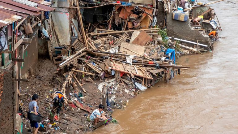 Soixante-six morts dans les inondations en Indonésie, nouvelles averses attendues