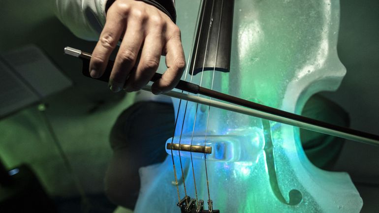 Des instruments de glace pour un concert dans un igloo des Alpes italiennes