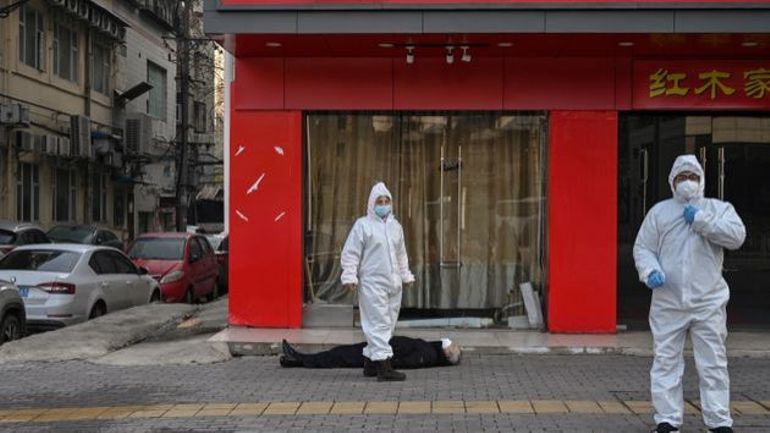 Un cadavre abandonné sur le trottoir à Wuhan, l'image symbole du coronavirus