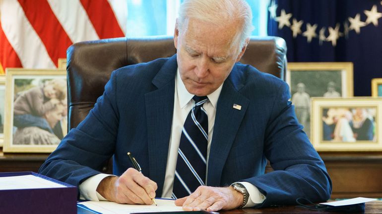 Coronavirus: le président américain Joe Biden signe le plan de relance de 1.900 milliards de dollars