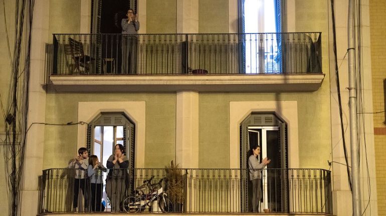 Coronavirus en Belgique : des citoyens appellent à applaudir le personnel soignant à 20h depuis leur balcon