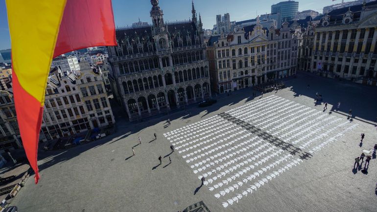 Coronavirus: quelque 800 vestes de cuisiniers étalées sur la Grand-Place de Bruxelles