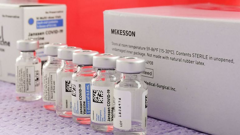 Revue de presse : le vaccin Johnson & Johnson mis sur pause
