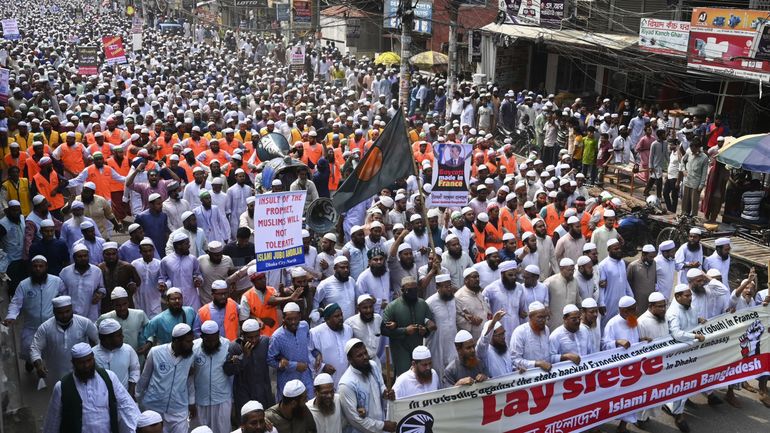 Des dizaines de milliers de Bangladais manifestent contre la France et appellent au boycott des produits