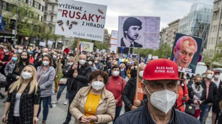 Prague : des milliers de manifestants contre un président 