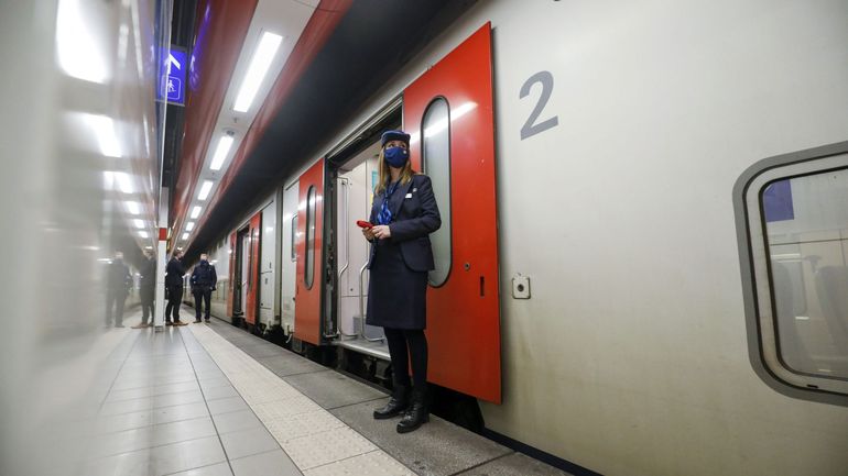 Quatre individus s'emparent de l'interphone d'un train belge et y diffusent des messages antisémites, une enquête en cours