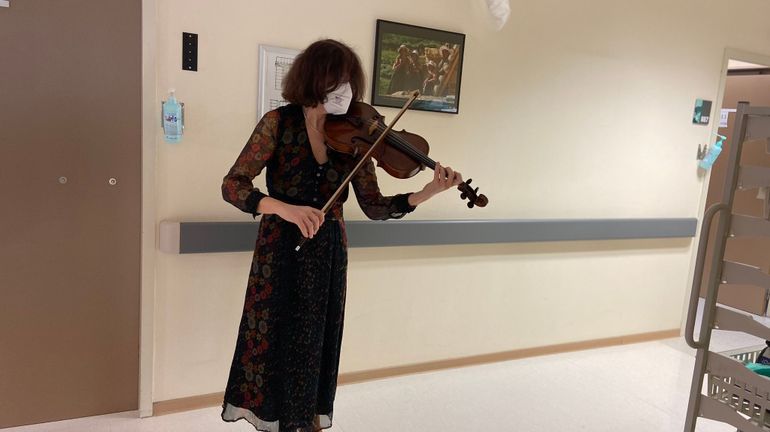 Des musiciens jouent pour les patients de l'hôpital Epicura à Hornu : 