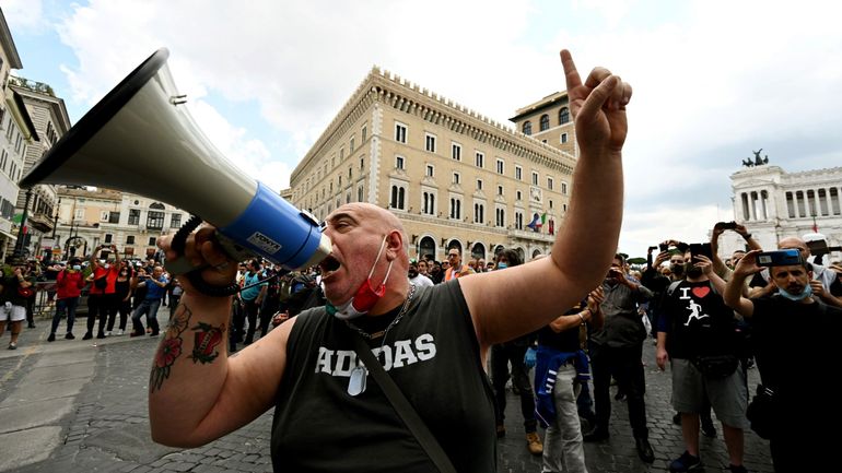 Italie: 200 personnes manifestent contre le gouvernement Conte à Rome