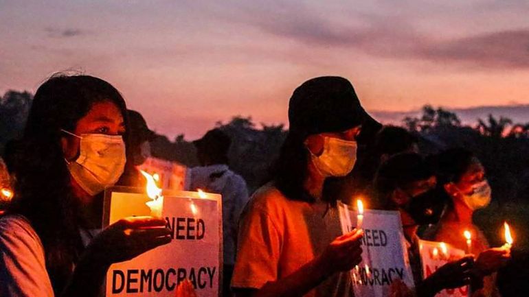 Coup d'État en Birmanie : violents affrontements entre des civils et l'armée dans l'ouest du pays