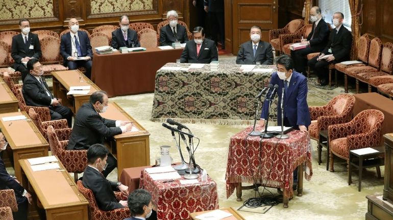 Shinzo Abe, l'ex-Premier ministre Japonais s'excuse devant le Parlement après un scandale financier