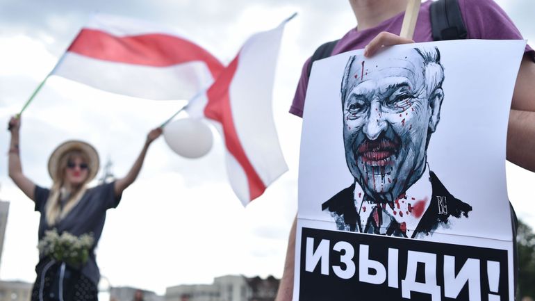 Biélorussie: le président Loukachenko veut s'entretenir avec Poutine et dénonce des 