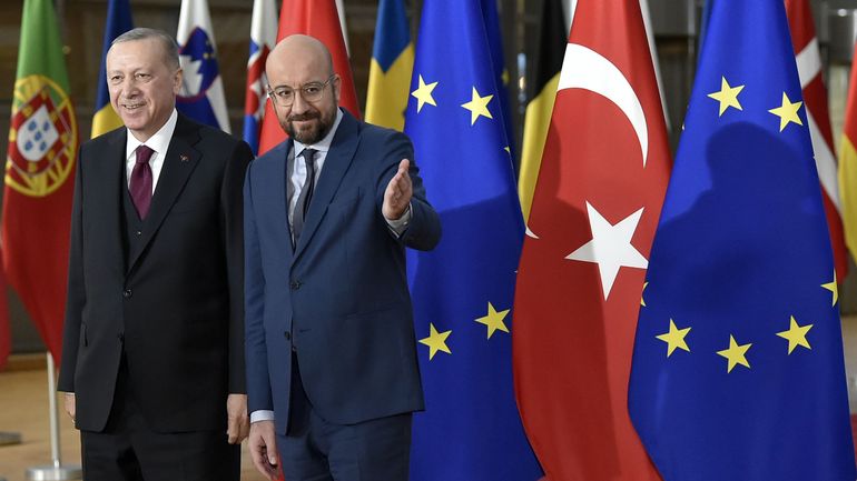Sommet européen : les 27 s'accordent sur de nouvelles sanctions contre des responsables turcs