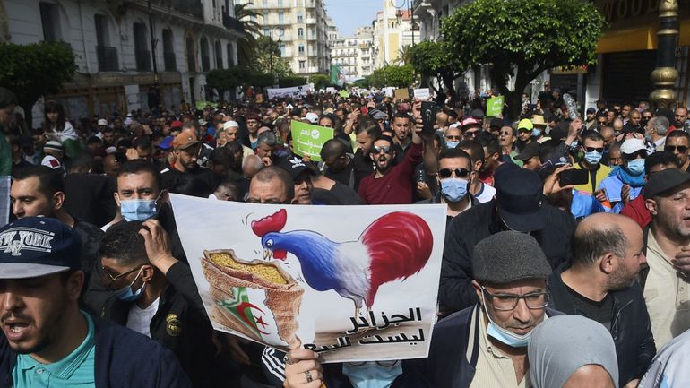 Nouvelle marche du Hirak à Alger: slogans antifrançais et appel à l'unité