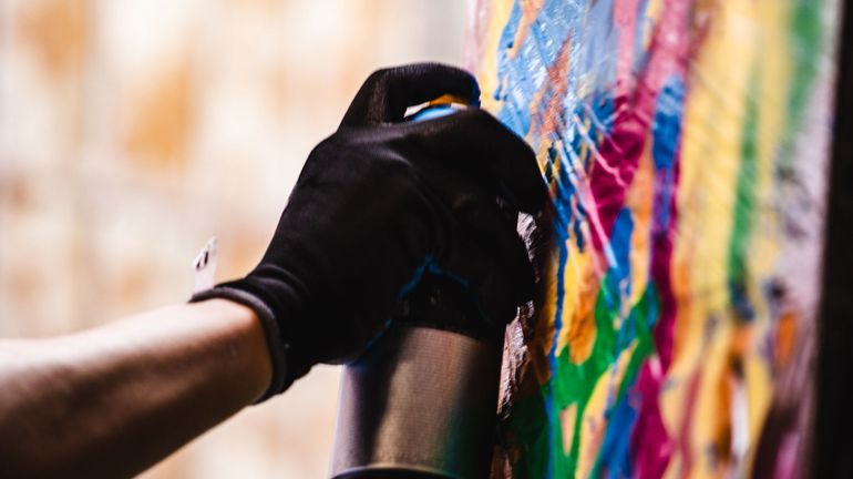 Extinction Rebellion laisse des tags sur des murs du palais royal et des parlements