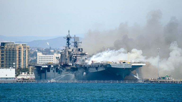 Etats-Unis : spectaculaire incendie à bord d'un navire militaire en Californie