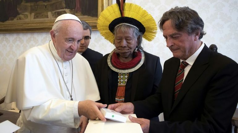 Le chef indien Raoni chez le pape François, super défenseur de l'Amazonie
