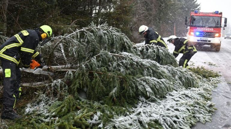 La tempête Eleanor souffle sur l'Europe: trois morts, des perturbations