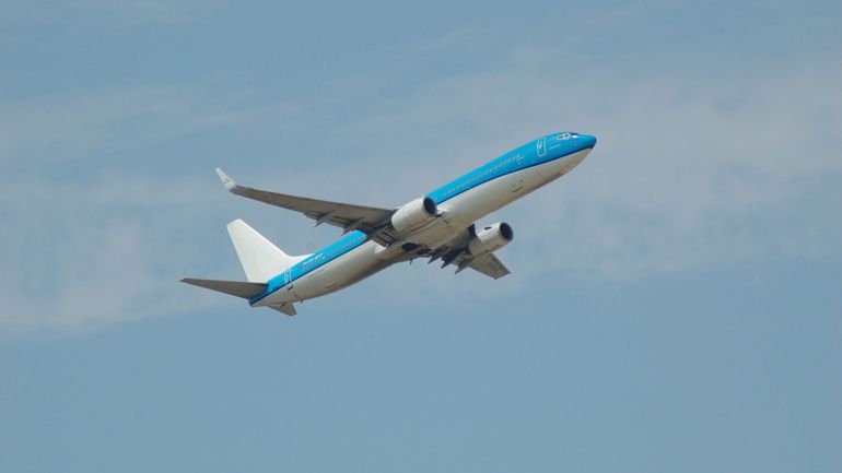 Deux passagers d'un vol KLM refusent de porter un masque à bord et provoquent une bagarre