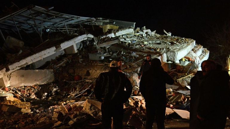 Puissant séisme en Turquie: au moins 20 morts, les secouristes cherchent des survivants