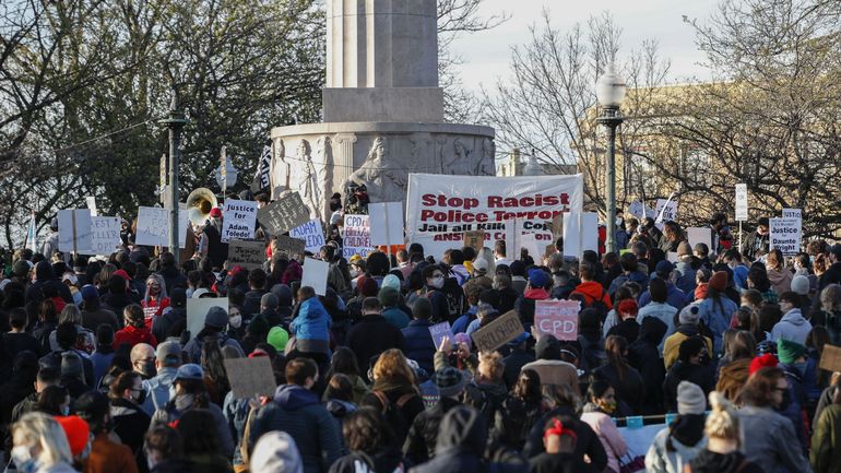 Des milliers de personnes manifestent à Chicago contre les violences policières
